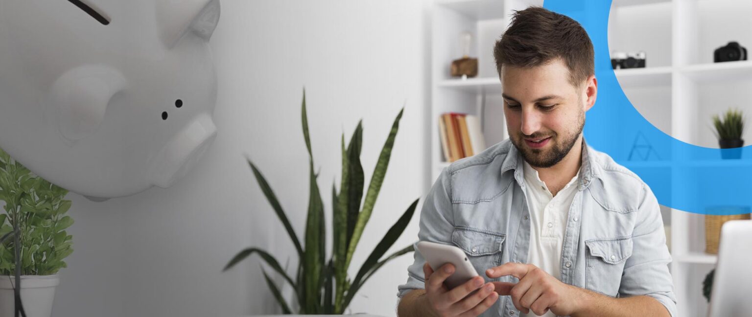 Consultora da Apolis em reunião com um homem jovem e sorridente, a analisar a poupança na transferência do seguro de vida do crédito habitação.
